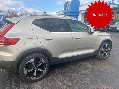 Luminous Sand Metallic 2019 Volvo XC40 T5 Inscription