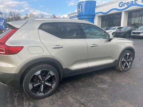 Luminous Sand Metallic 2019 Volvo XC40 T5 Inscription