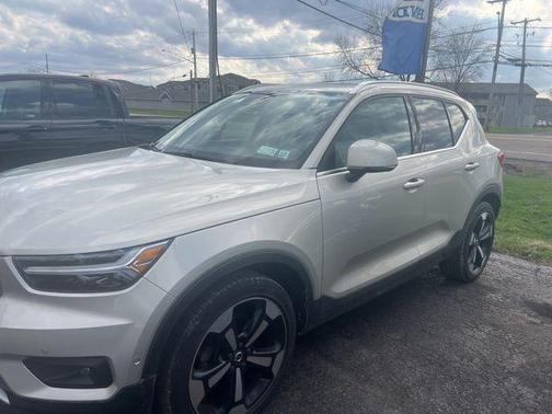 Luminous Sand Metallic 2019 Volvo XC40 T5 Inscription