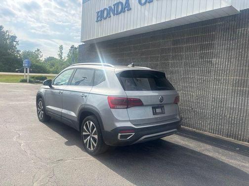 Pyrite Silver Metallic 2022 Volkswagen Taos 1.5T SE