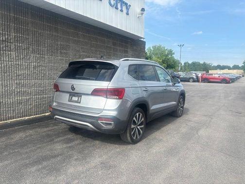 Pyrite Silver Metallic 2022 Volkswagen Taos 1.5T SE