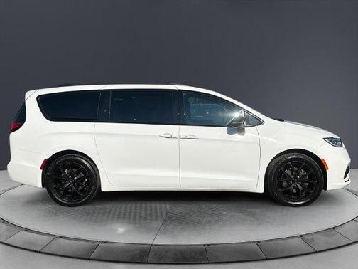 Bright White Clearcoat 2024 Chrysler Pacifica Touring-L