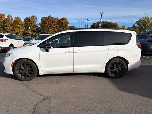 Bright White Clearcoat 2024 Chrysler Pacifica Touring-L
