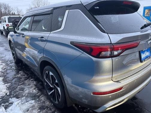 2023 Mitsubishi Outlander SE