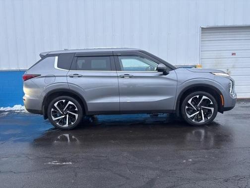 2023 Mitsubishi Outlander SE