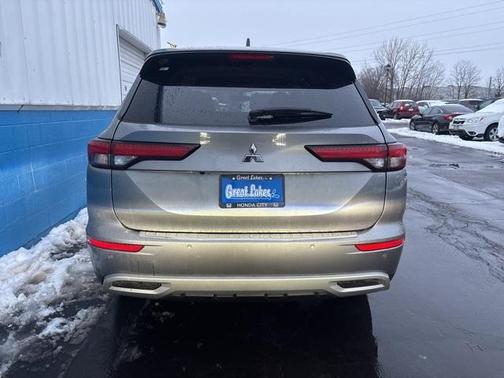 2023 Mitsubishi Outlander SE