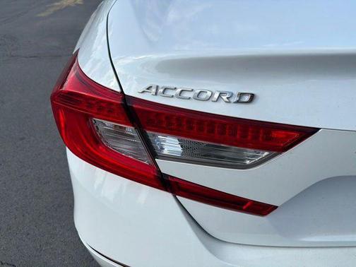 Platinum White Pearl 2018 Honda Accord LX