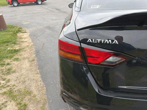 Black 2024 Nissan Altima 2.5 SR