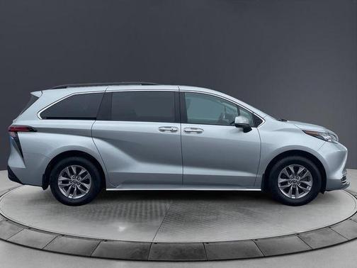 2022 Toyota Sienna XLE