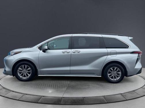 2022 Toyota Sienna XLE