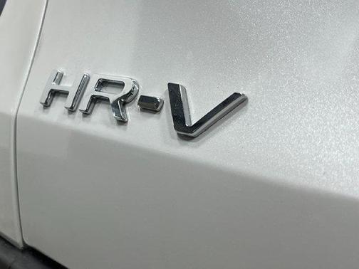 Platinum White Pearl 2027 Honda HR-V LX