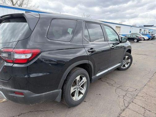 Crystal Black Pearl 2023 Honda Pilot EX-L 8-Passenger