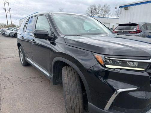 Crystal Black Pearl 2023 Honda Pilot EX-L 8-Passenger