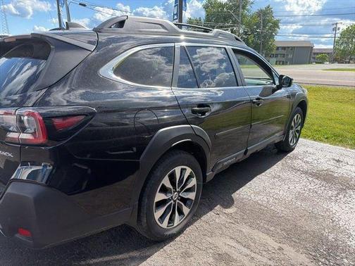 Crystal Black Silica 2024 Subaru Outback Limited