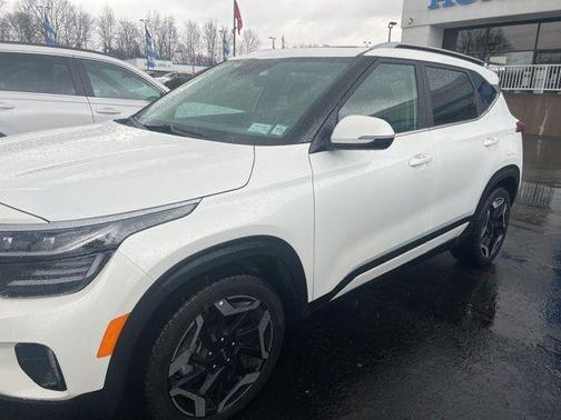 Snow White Pearl 2024 Kia Seltos SX