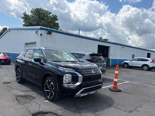 Black 2024 Mitsubishi Outlander