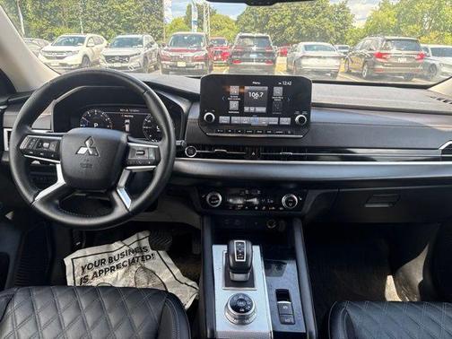 Black 2024 Mitsubishi Outlander
