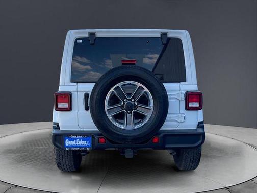 Bright White Clearcoat 2021 Jeep Wrangler Unlimited Sahara