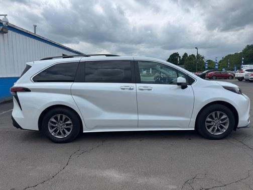 2022 Toyota Sienna XLE