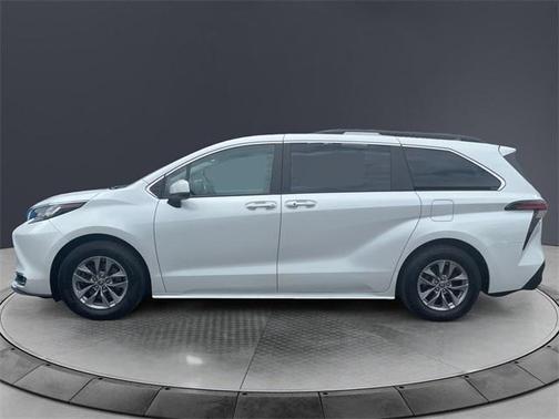 2022 Toyota Sienna XLE