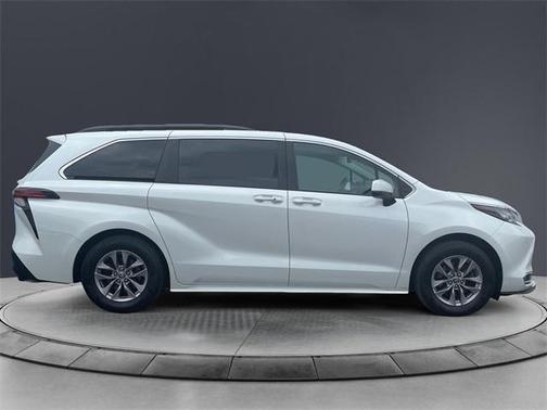 2022 Toyota Sienna XLE