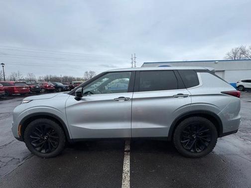 2022 Mitsubishi Outlander SE