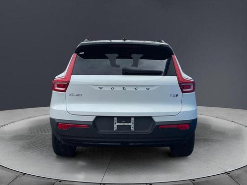 Crystal White Metallic 2021 Volvo XC40 T5 R-Design