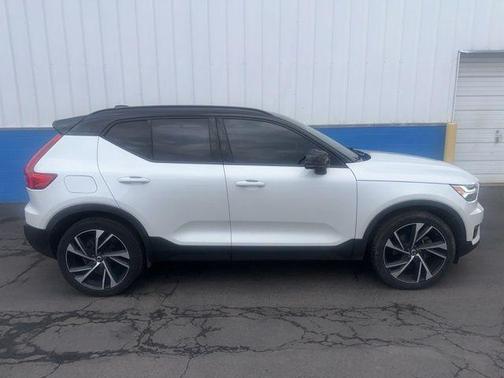 Crystal White Metallic 2021 Volvo XC40 T5 R-Design