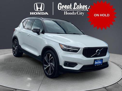 Crystal White Metallic 2021 Volvo XC40 T5 R-Design