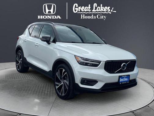 Crystal White Metallic 2021 Volvo XC40 T5 R-Design