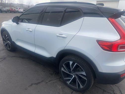 Crystal White Metallic 2021 Volvo XC40 T5 R-Design
