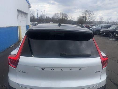 Crystal White Metallic 2021 Volvo XC40 T5 R-Design