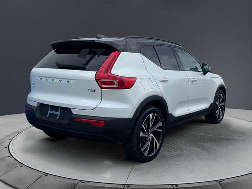 Crystal White Metallic 2021 Volvo XC40 T5 R-Design