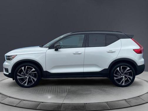 Crystal White Metallic 2021 Volvo XC40 T5 R-Design