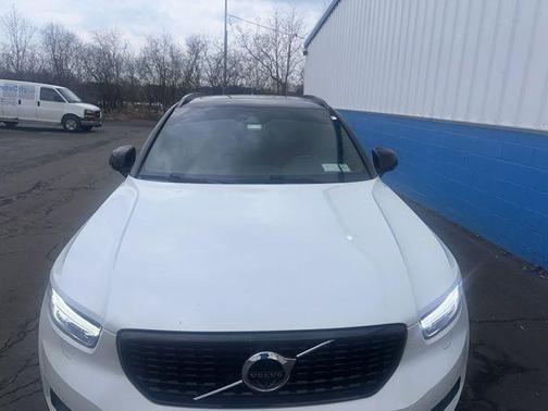 Crystal White Metallic 2021 Volvo XC40 T5 R-Design