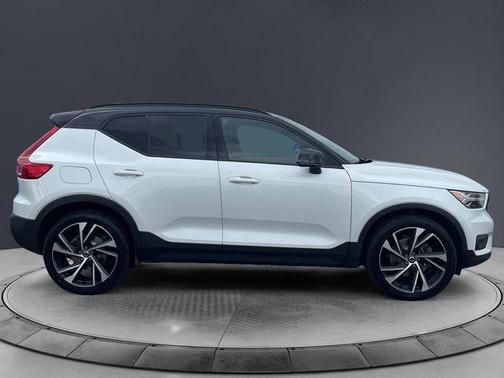Crystal White Metallic 2021 Volvo XC40 T5 R-Design