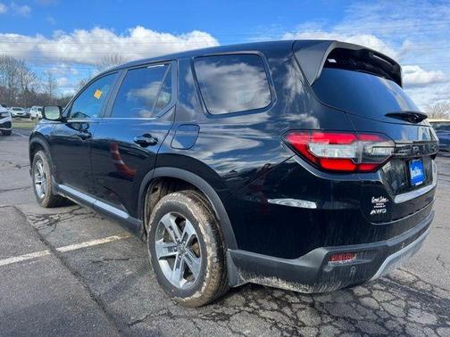 Crystal Black Pearl 2023 Honda Pilot EX-L 7-Passenger