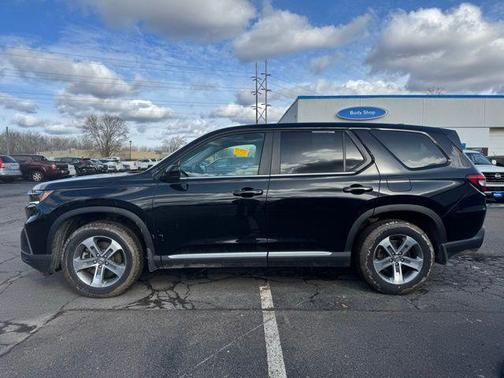 Crystal Black Pearl 2023 Honda Pilot EX-L 7-Passenger