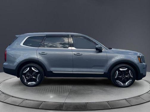 Everlasting Silver 2024 Kia Telluride S