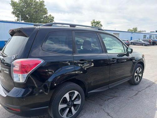 Crystal Black Silica 2017 Subaru Forester 2.5i Premium
