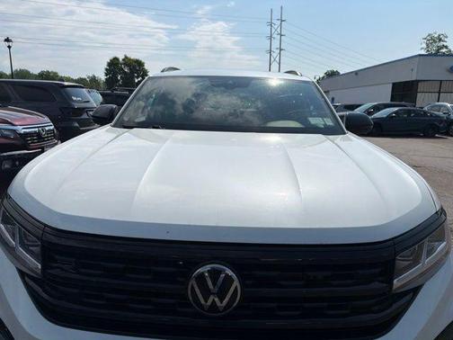 Opal White Pearl Effect 2023 Volkswagen Atlas Cross Sport 3.6 V6 SEL R-Line Black