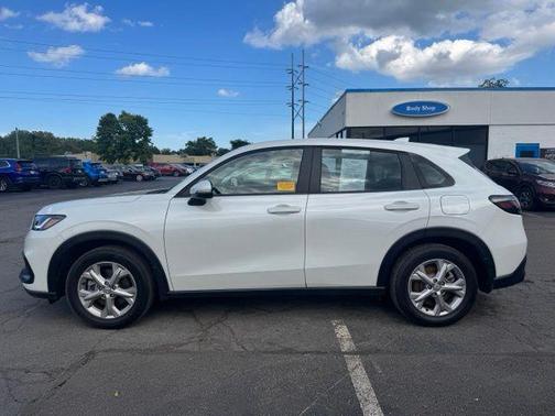 Platinum White Pearl 2024 Honda HR-V LX