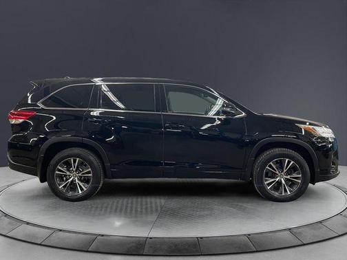 Midnight Black Metallic 2018 Toyota Highlander LE Plus