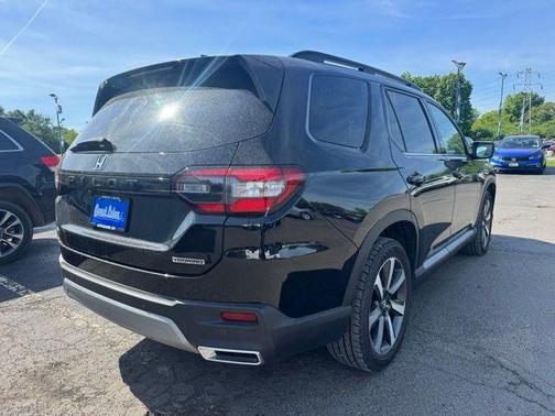 Crystal Black Pearl 2023 Honda Pilot Touring