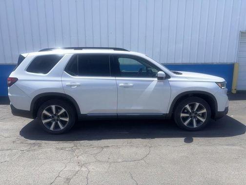 Platinum White Pearl 2023 Honda Pilot Touring