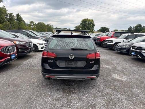 Deep Black Pearl Effect 2018 Volkswagen Golf Alltrack TSI SE