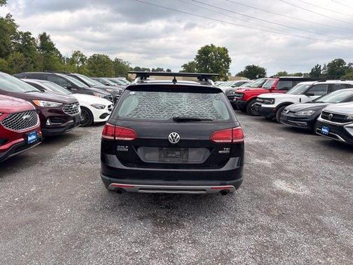 Deep Black Pearl Effect 2018 Volkswagen Golf Alltrack TSI SE