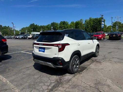 Clear White / Black Roof 2024 Kia Seltos S