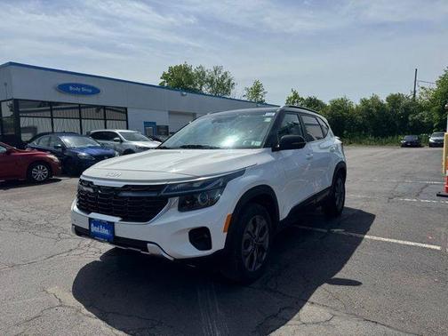 Clear White / Black Roof 2024 Kia Seltos S