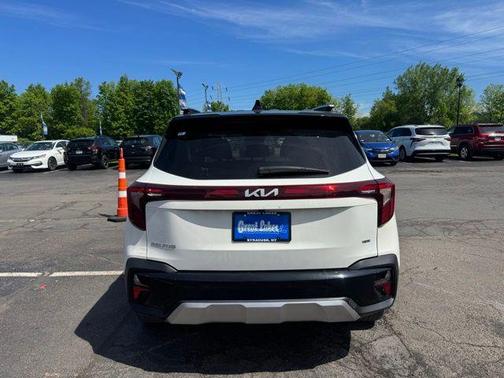 Clear White / Black Roof 2024 Kia Seltos S